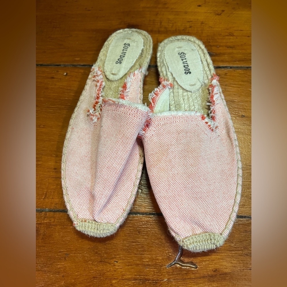 Soludos women’s 7 red slip on mules flats hood used condition